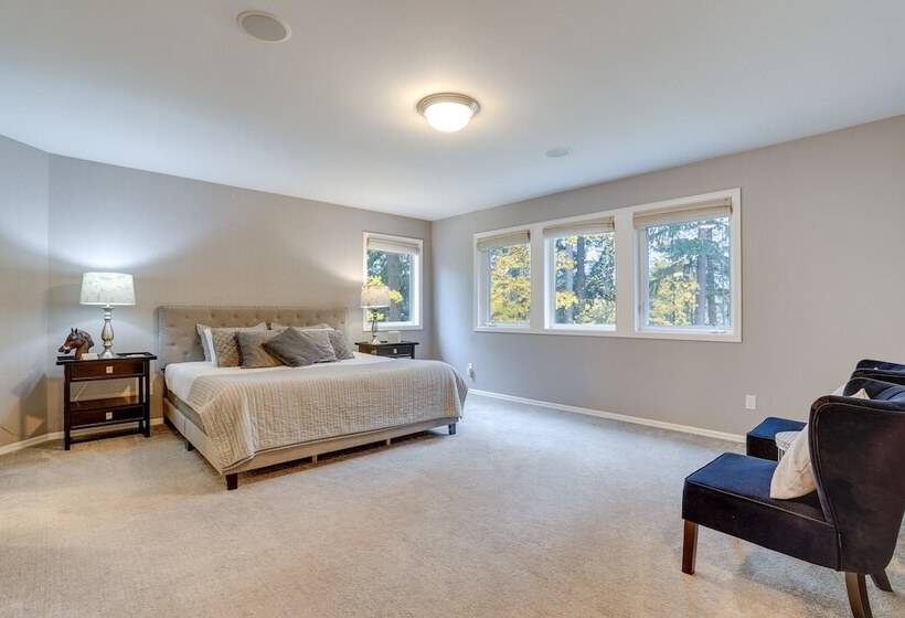 Spacious Snohomish Home: Relaxing Group Getaway!