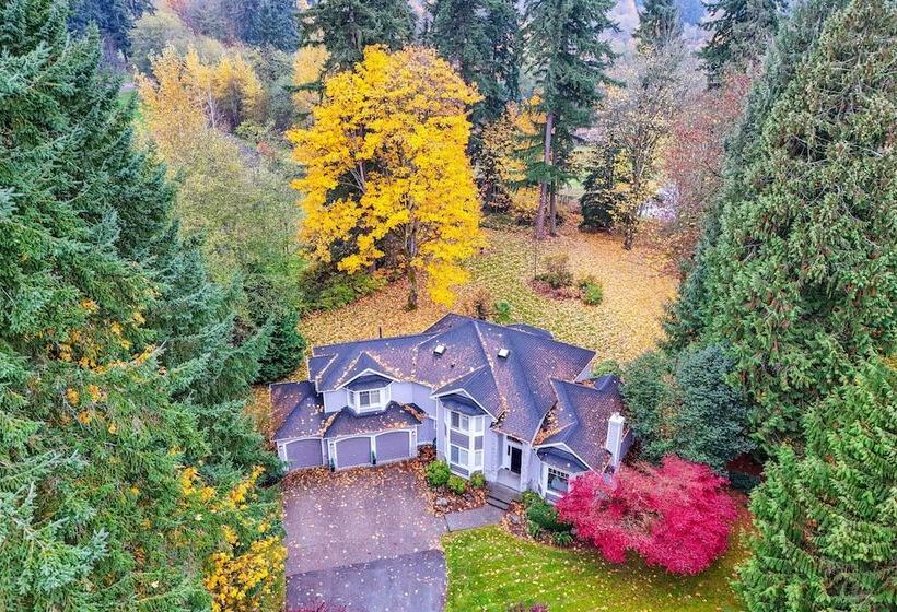 Spacious Snohomish Home: Relaxing Group Getaway!
