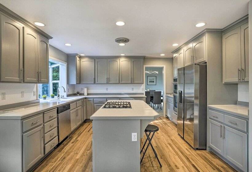 Spacious Snohomish Home: Relaxing Group Getaway!