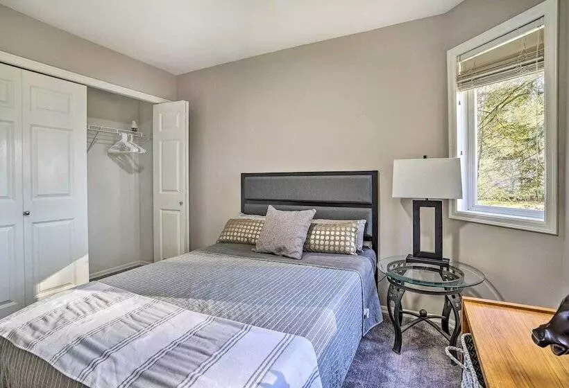 Spacious Snohomish Home: Relaxing Group Getaway!