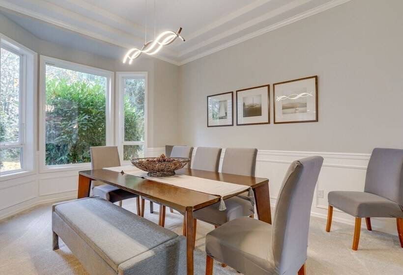 Spacious Snohomish Home: Relaxing Group Getaway!