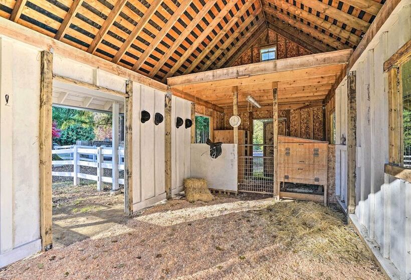 Spacious Snohomish Home: Relaxing Group Getaway!