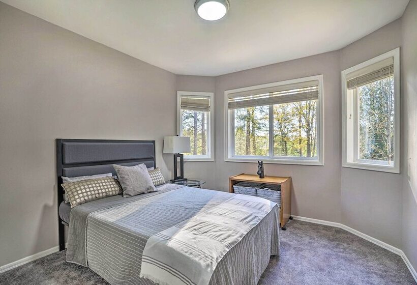 Spacious Snohomish Home: Relaxing Group Getaway!