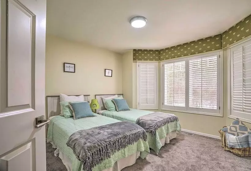 Spacious Snohomish Home: Relaxing Group Getaway!