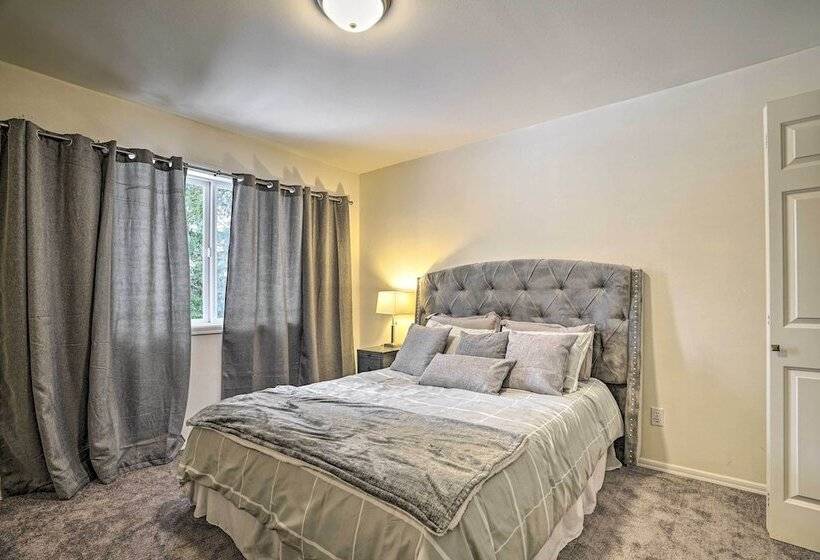 Spacious Snohomish Home: Relaxing Group Getaway!