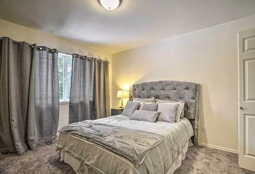 Spacious Snohomish Home: Relaxing Group Getaway!