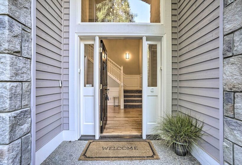 Spacious Snohomish Home: Relaxing Group Getaway!