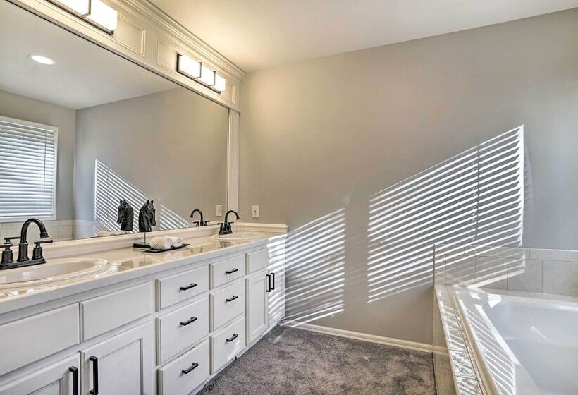 Spacious Snohomish Home: Relaxing Group Getaway!