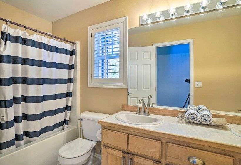 Spacious Snohomish Home: Relaxing Group Getaway!