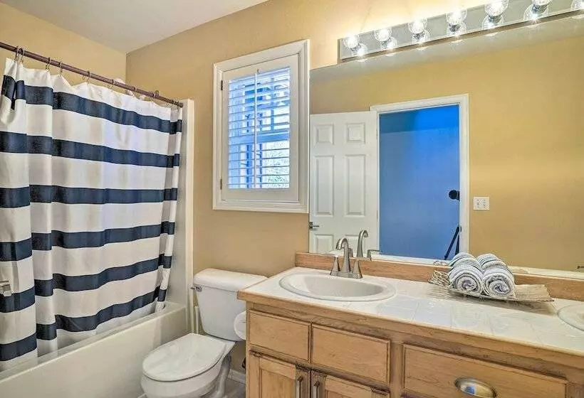 Spacious Snohomish Home: Relaxing Group Getaway!