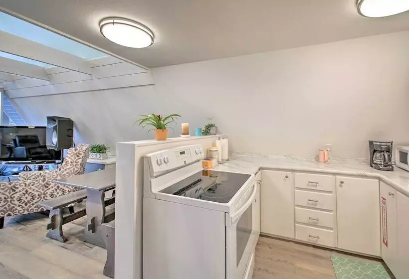 Deck, Boat Slip + Views: Lake Hamilton Cabin!