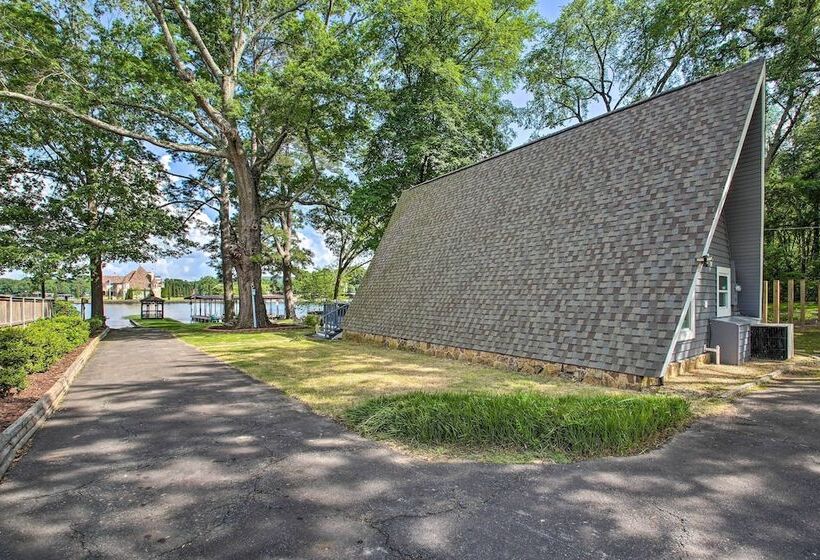 Deck, Boat Slip + Views: Lake Hamilton Cabin!