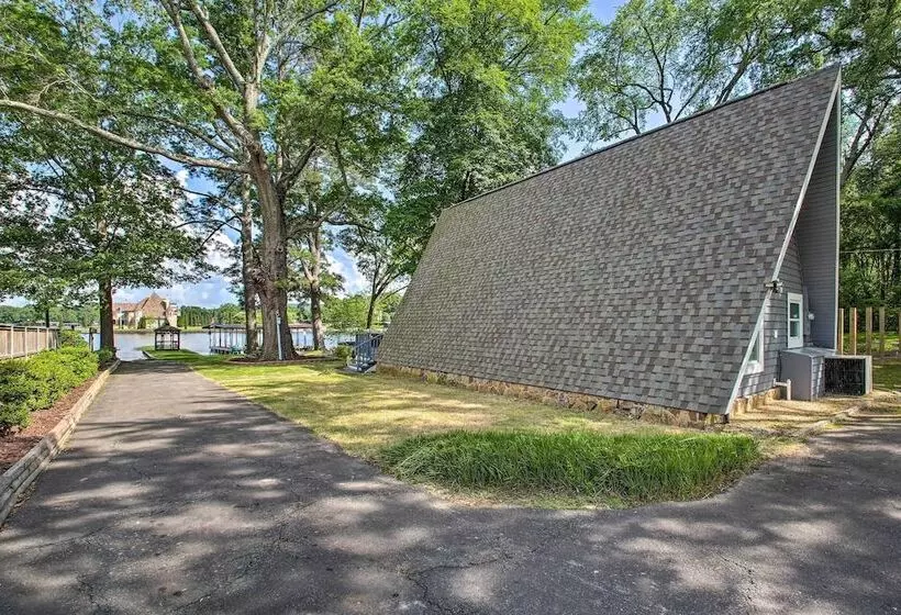 Deck, Boat Slip + Views: Lake Hamilton Cabin!