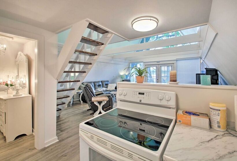 Deck, Boat Slip + Views: Lake Hamilton Cabin!