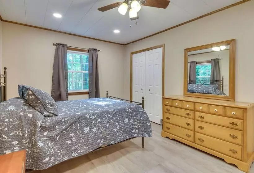 Pet Friendly Saluda Home W/ Mountain Views!