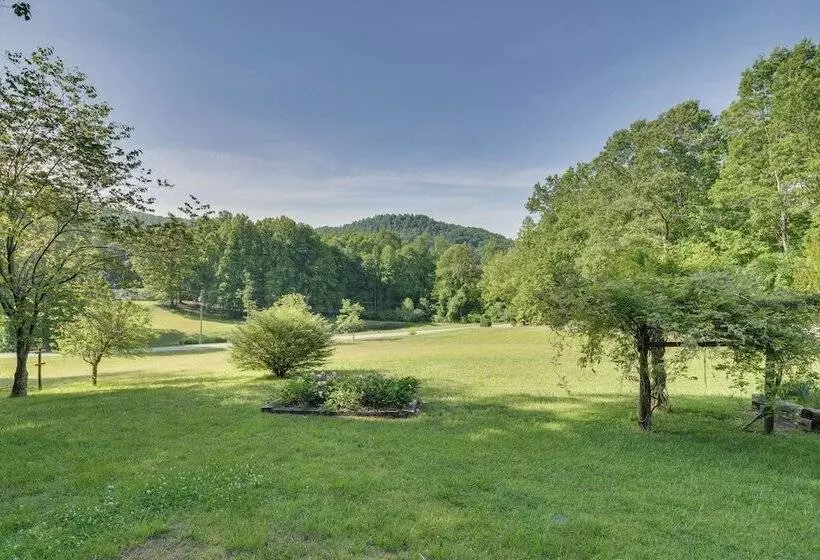 Pet Friendly Saluda Home W/ Mountain Views!