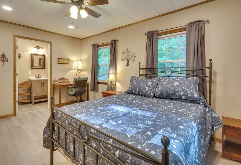 Pet Friendly Saluda Home W/ Mountain Views!