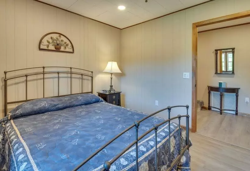 Pet Friendly Saluda Home W/ Mountain Views!