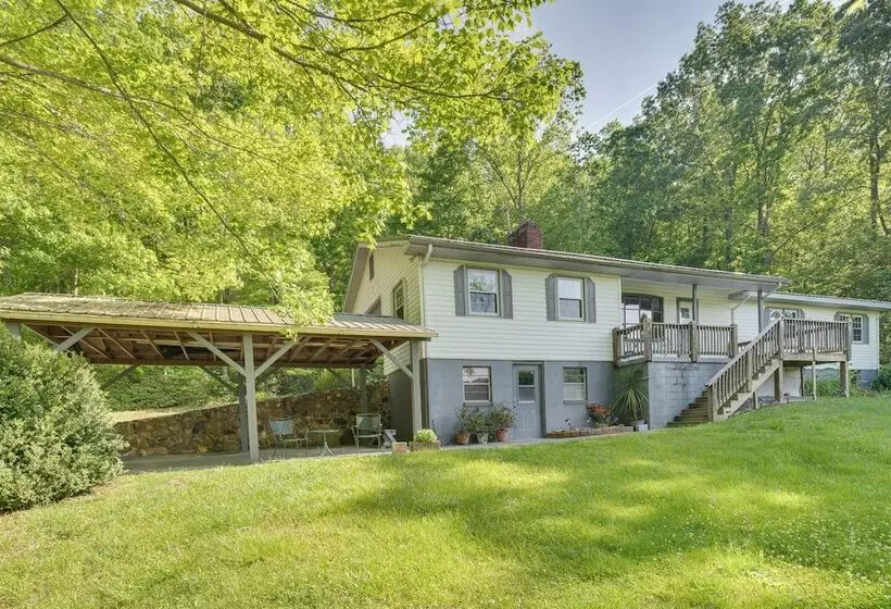 Pet Friendly Saluda Home W/ Mountain Views!