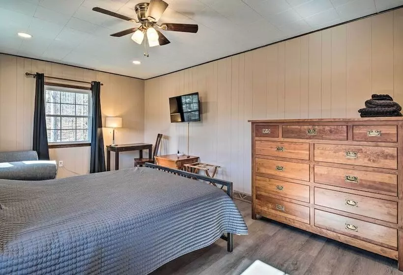 Pet Friendly Saluda Home W/ Mountain Views!