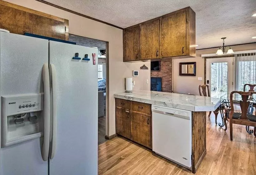 Pet Friendly Saluda Home W/ Mountain Views!