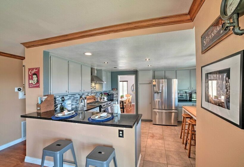 Pet Friendly Moreno Valley Home W/ Mtn Views!