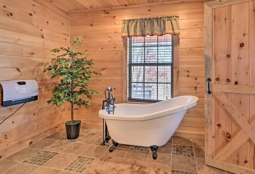 Quiet & Secluded Berea Cabin On 70 Acre Farm!