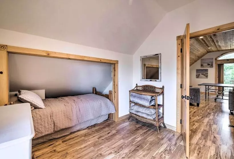 Rockaway Beach Hideaway W/ Hot Tub & Fireplace!