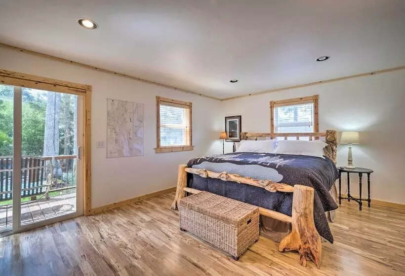 Rockaway Beach Hideaway W/ Hot Tub & Fireplace!