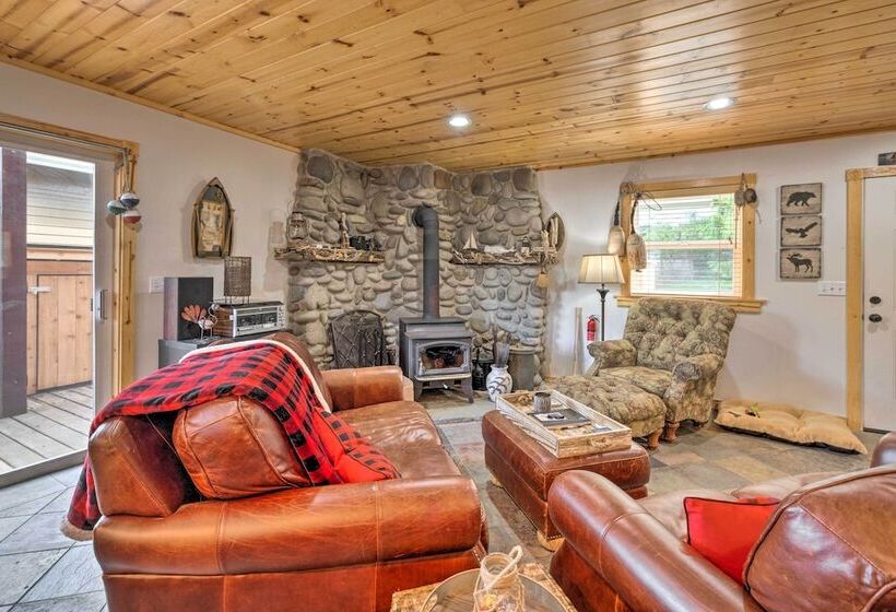 Rockaway Beach Hideaway W/ Hot Tub & Fireplace!