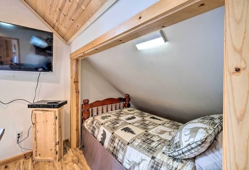 Rockaway Beach Hideaway W/ Hot Tub & Fireplace!