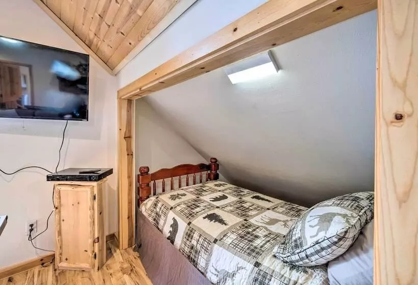 Rockaway Beach Hideaway W/ Hot Tub & Fireplace!