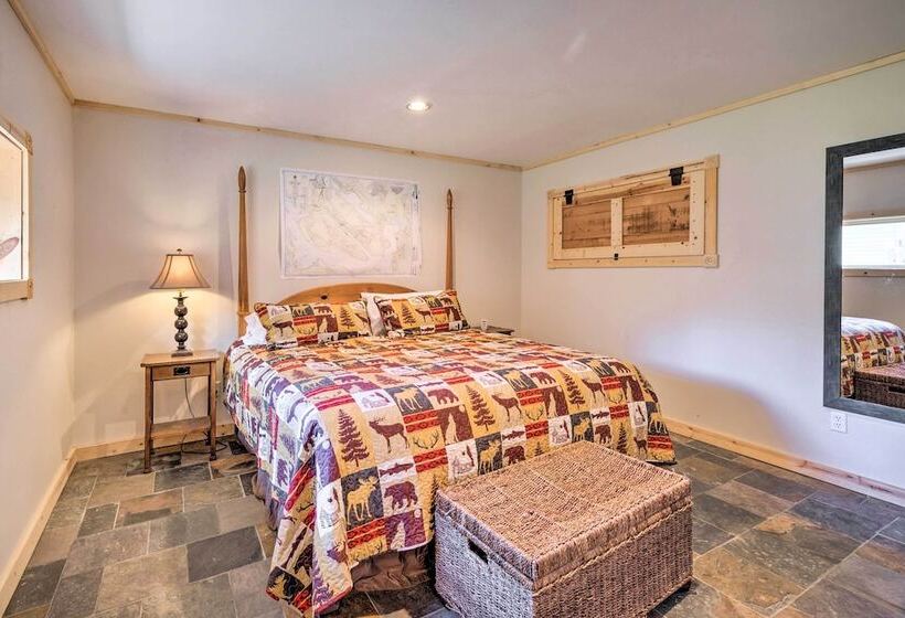 Rockaway Beach Hideaway W/ Hot Tub & Fireplace!