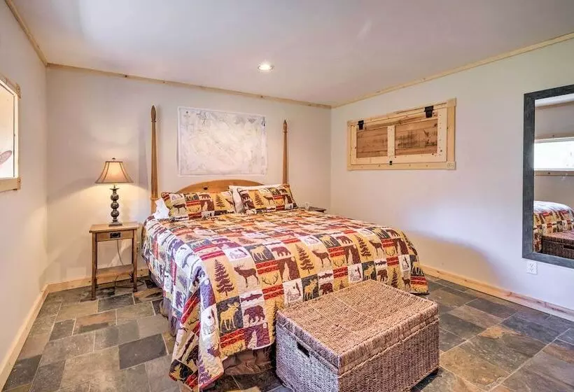 Rockaway Beach Hideaway W/ Hot Tub & Fireplace!