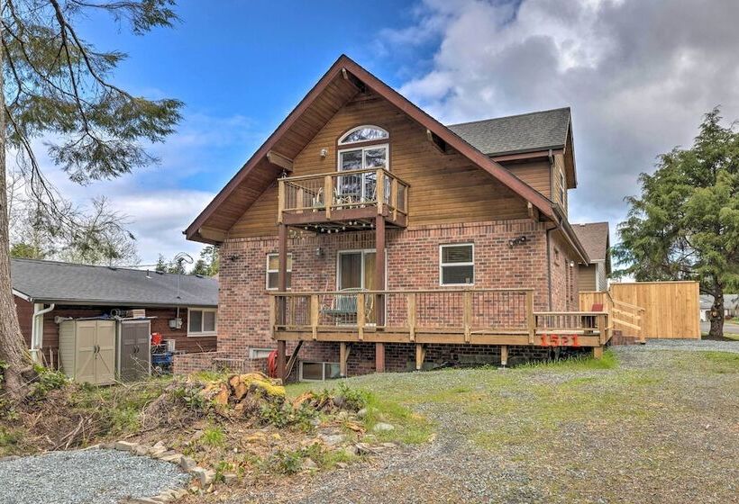 Rockaway Beach Hideaway W/ Hot Tub & Fireplace!