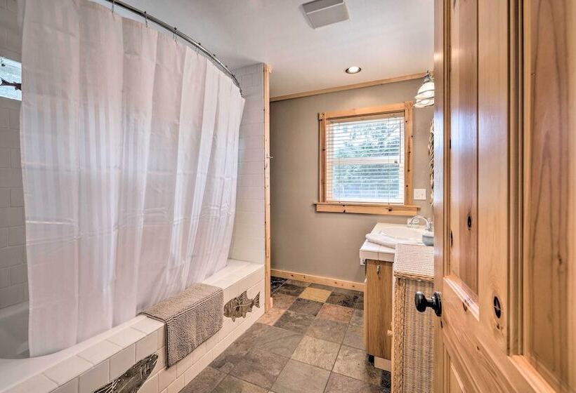 Rockaway Beach Hideaway W/ Hot Tub & Fireplace!