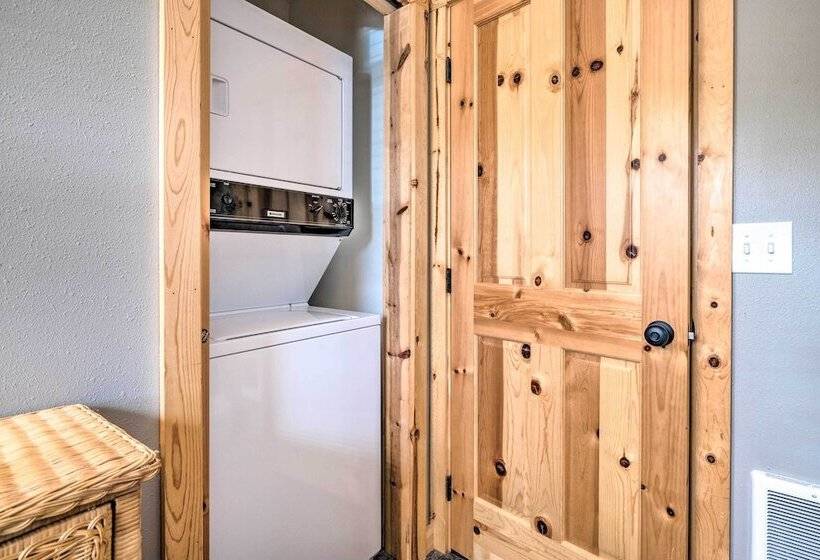 Rockaway Beach Hideaway W/ Hot Tub & Fireplace!