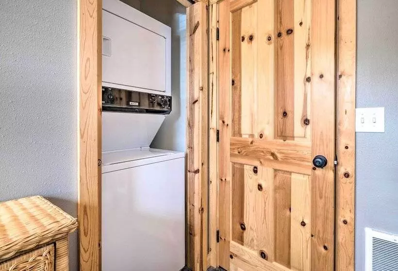Rockaway Beach Hideaway W/ Hot Tub & Fireplace!