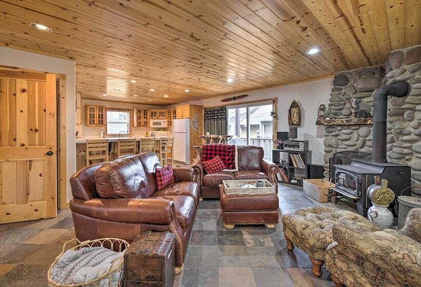 Rockaway Beach Hideaway W/ Hot Tub & Fireplace!