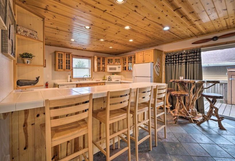 Rockaway Beach Hideaway W/ Hot Tub & Fireplace!