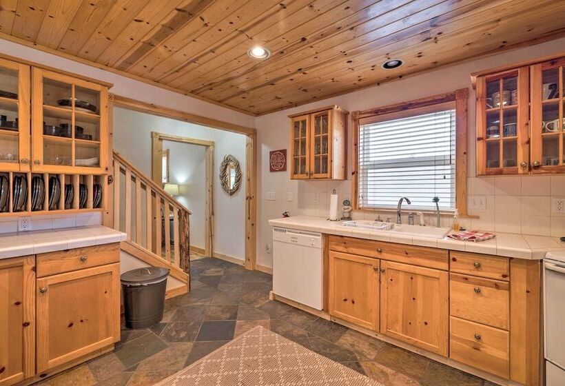 Rockaway Beach Hideaway W/ Hot Tub & Fireplace!