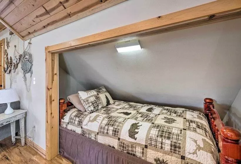 Rockaway Beach Hideaway W/ Hot Tub & Fireplace!