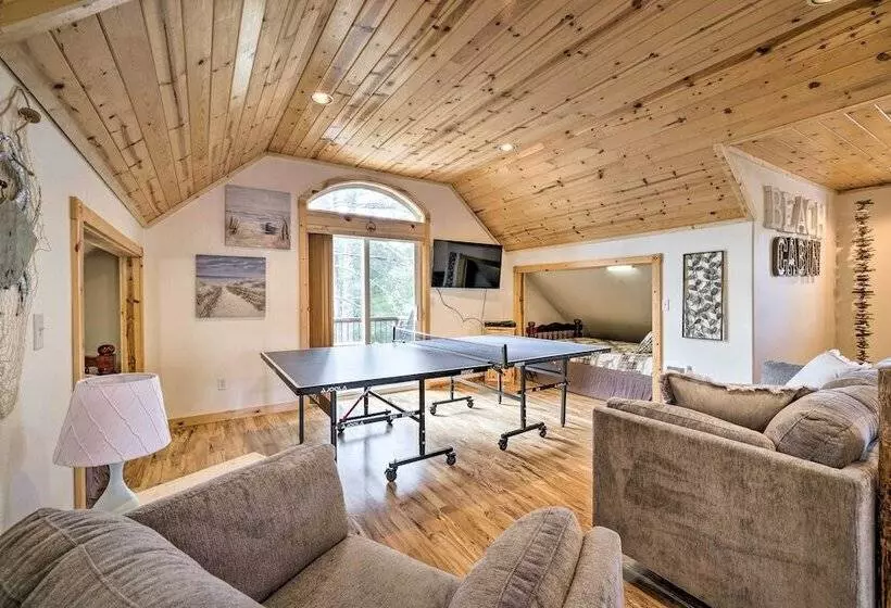 Rockaway Beach Hideaway W/ Hot Tub & Fireplace!