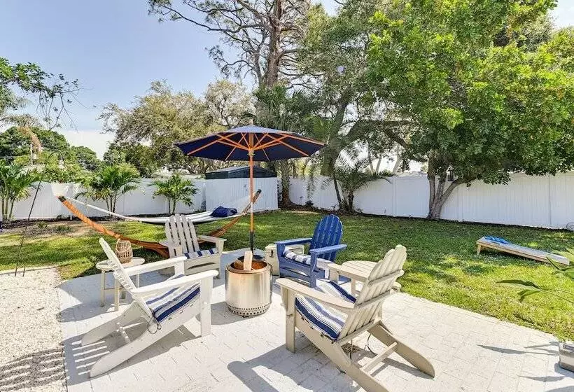 Sunny Sarasota Home W/ Pool Near Siesta Key Beach!