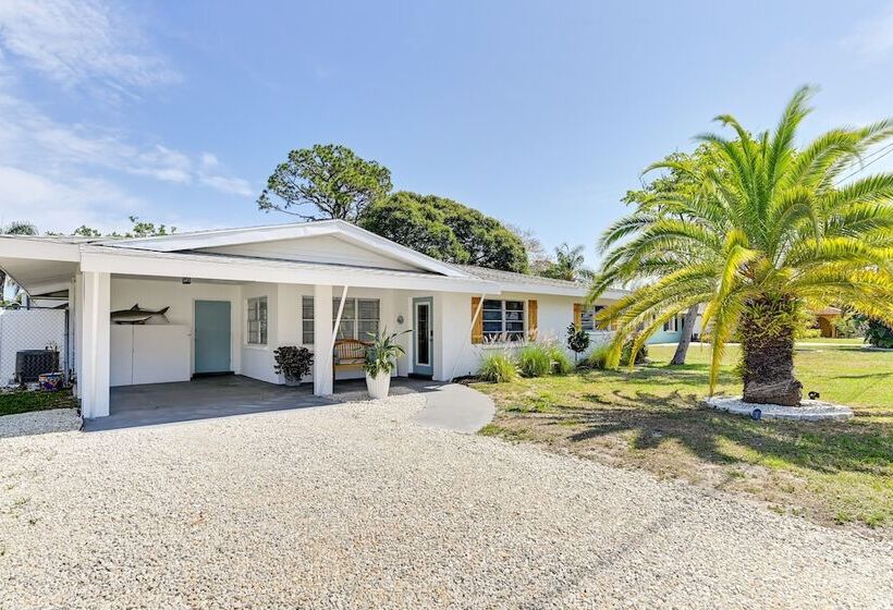 Sunny Sarasota Home W/ Pool Near Siesta Key Beach!
