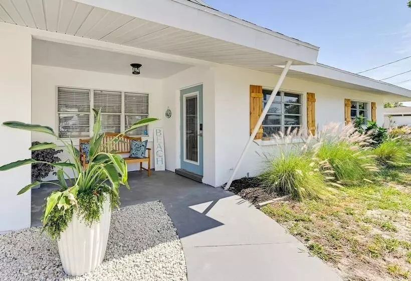 Sunny Sarasota Home W/ Pool Near Siesta Key Beach!