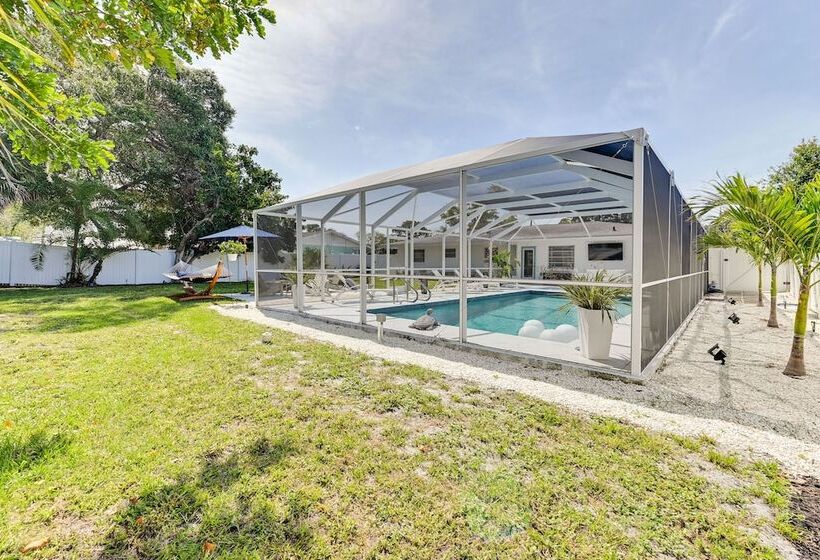 Sunny Sarasota Home W/ Pool Near Siesta Key Beach!
