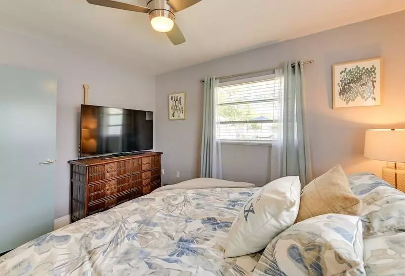 Sunny Sarasota Home W/ Pool Near Siesta Key Beach!