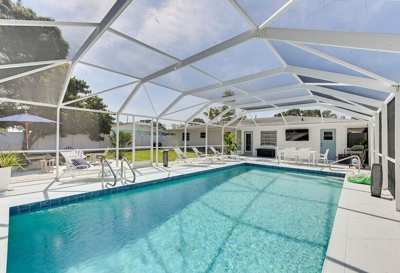 Sunny Sarasota Home W/ Pool Near Siesta Key Beach!