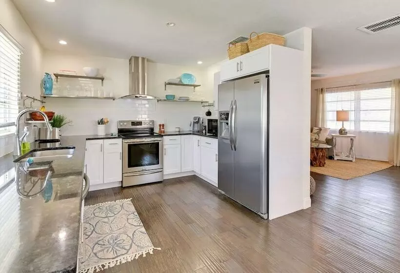 Sunny Sarasota Home W/ Pool Near Siesta Key Beach!